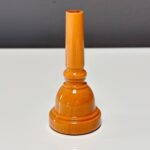 Hochwertiges Holzmundstück für Alphorn, detailreich und glatt, präsentiert auf einem weißen Hintergrund.