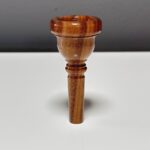 Hochwertiges Holzmundstück für Alphorn, glatt poliert, ideal für den authentischen Heimatklang mit NATURINSTRUMENTE.