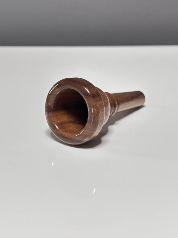 Holzmundstück in Nahaufnahme, ideal für Alphörner, betont traditionelles Handwerk und Klangqualität von NATURINSTRUMENTE Heimatklang.