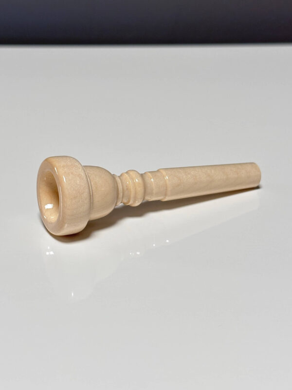 Hochwertiges Holzmundstück für Alphorn, präsentiert auf weißer Fläche von NATURINSTRUMENTE Heimatklang.