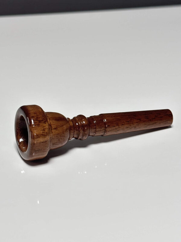 Hochwertiges Holzmundstück für Alphorn, elegant gestaltet und auf weißem Hintergrund präsentiert, ideal für Heimatklang.