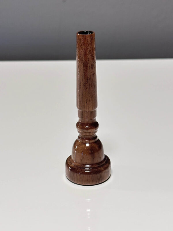 Elegantes Holzmundstück für Alphörner auf weißem Hintergrund, perfekt für den traditionellen Klang von NATURINSTRUMENTE Heimatklang.