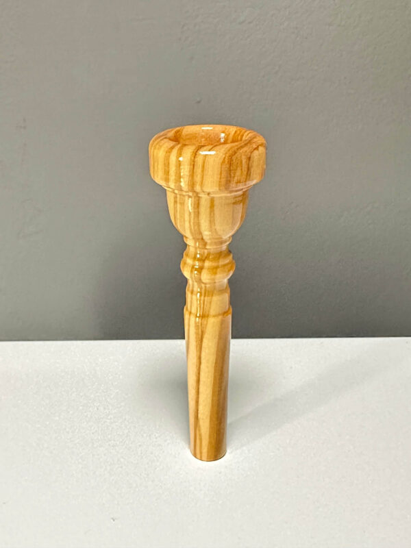 Hochwertiges Holzmundstück für Alphörner vor grauem Hintergrund, ideal für NATURINSTRUMENTE Heimatklang.