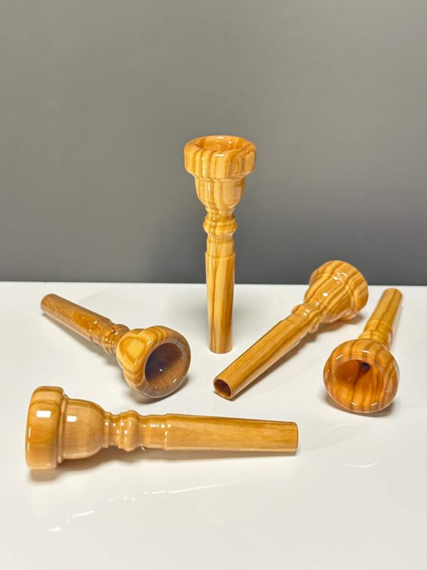 Handgefertigte Holzmundstücke für Alphörner, glänzend poliert. Ideal für klaren Klang bei Heimatklang Naturinstrumenten.