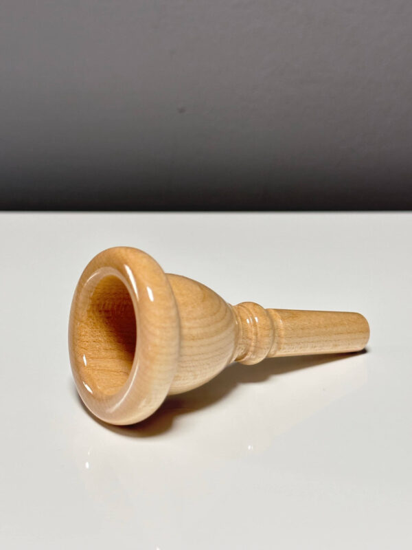 Holzmundstück für Alphorn auf weißem Hintergrund, zeigt die feine Holzstruktur und handwerkliche Qualität von Heimatklang.