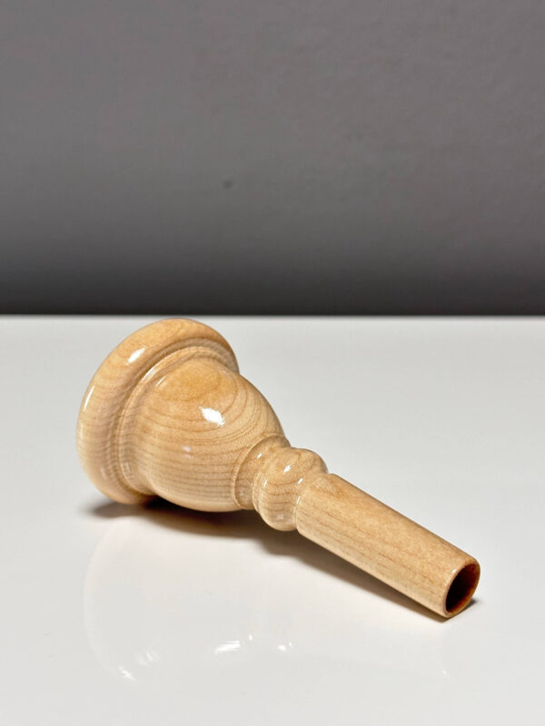 Hochwertiges Holzmundstück für Alphorn, detailreich verarbeitet, auf weißem Hintergrund präsentiert.