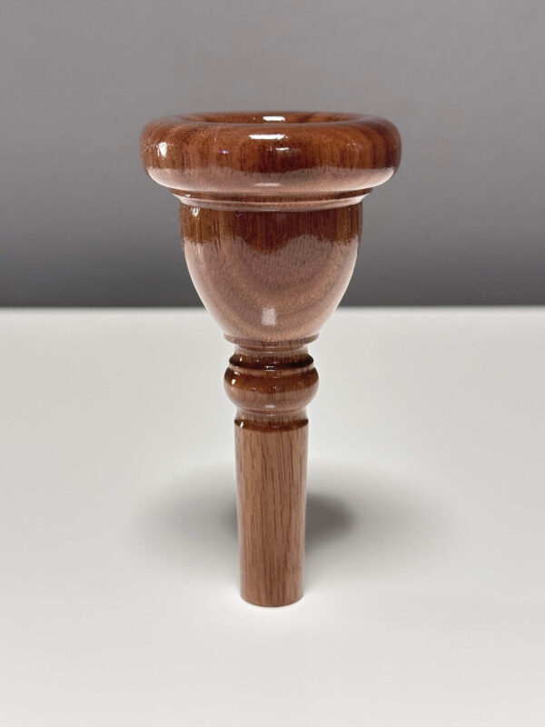 Hochwertiges Holzmundstück für Alphörner, perfekt verarbeitet und ideal für besten Klang bei Heimatklang-Naturinstrumenten.