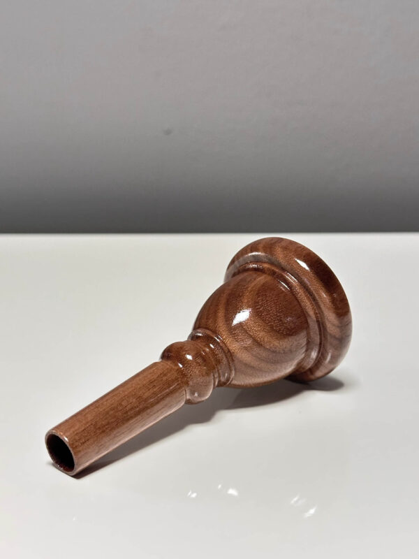 Holzmundstück für Alphorn auf weißem Hintergrund, handgefertigt und hochwertig, perfekt für NATURINSTRUMENTE Heimatklang.