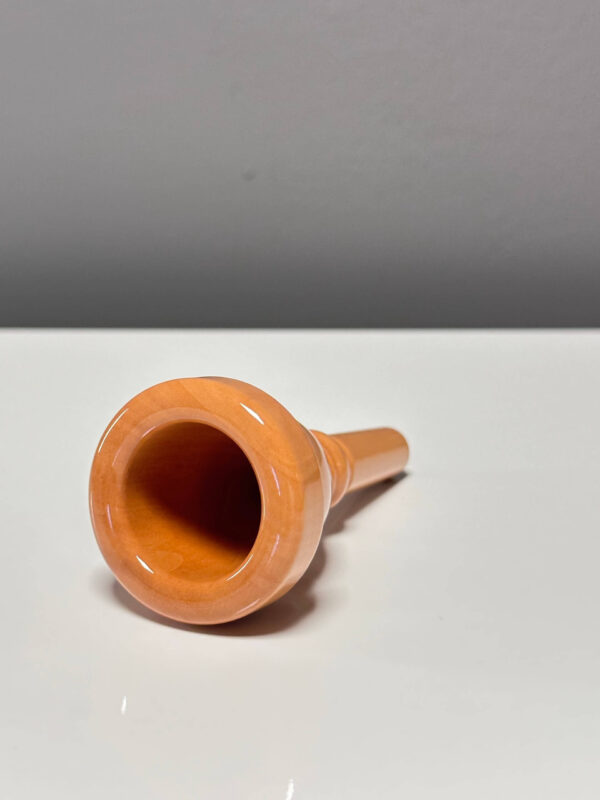 Holzmundstück für Alphorn auf weißem Hintergrund, handgefertigt für optimale Klangqualität bei NATURINSTRUMENTE Heimatklang.