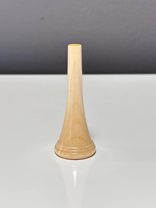 Holzmundstück für Alphorn aus hochwertigem Material, ideal für naturverbundenen Klanggenuss. Perfekt für Tradition und Musik.