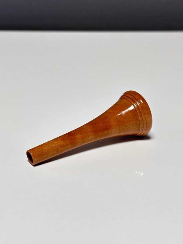 Hochwertiges Holzmundstück für Alphorn auf weißem Hintergrund, ideal für Naturinstrumente und Heimatklang-Erfahrungen.