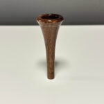 Hochwertiges Holzmundstück für Alphorn, gefertigt aus edlem Holz, präsentiert auf einem weißen Hintergrund.
