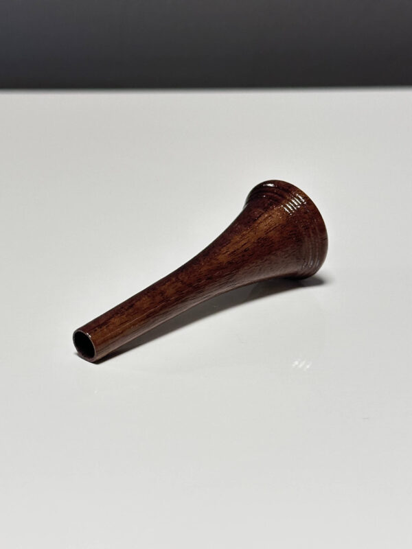 Hochwertiges Holzmundstück für Alphorn auf weißem Hintergrund, ideal für NATURINSTRUMENTE Heimatklang.
