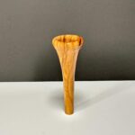Holzmundstück für Alphorn, detailreich gearbeitet, auf weißem Tisch. Ideal für hochwertige Naturinstrumente von Heimatklang.