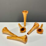 Hochwertige Holzmundstücke für Alphörner auf weißem Hintergrund, präsentiert für Naturinstrumente Heimatklang.