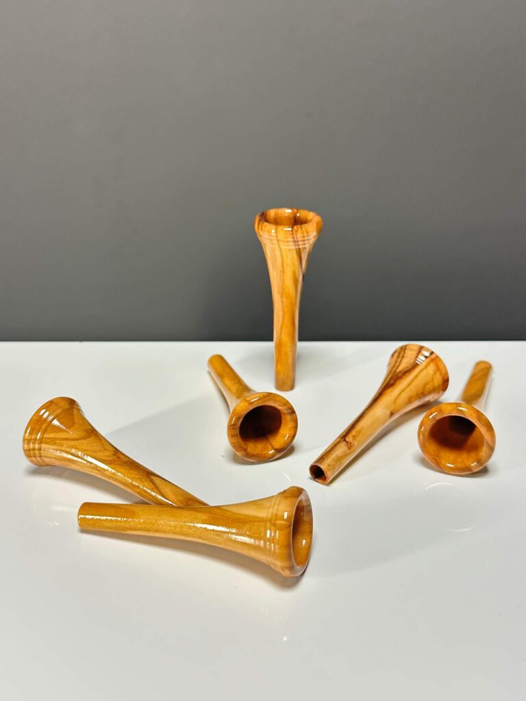 Hochwertige Holzmundstücke für Alphörner auf weißem Hintergrund, präsentiert für Naturinstrumente Heimatklang.