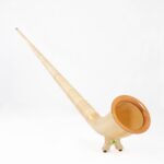Hochwertiges Alphorn mit edlem Holzmundstück vor weißem Hintergrund, präsentiert von NATURINSTRUMENTE Heimatklang.