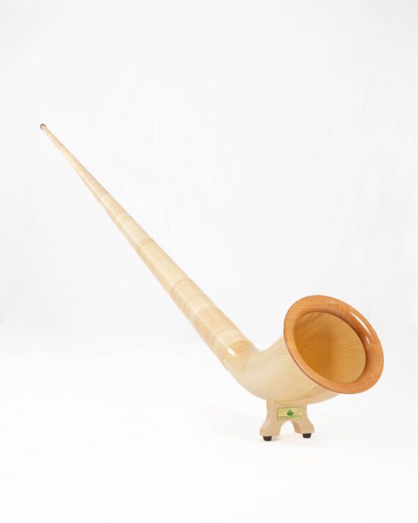 Hochwertiges Alphorn mit edlem Holzmundstück vor weißem Hintergrund, präsentiert von NATURINSTRUMENTE Heimatklang.