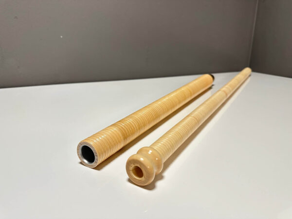 Holzmundstücke für Alphörner auf weißem Hintergrund, die handwerkliche Qualität und Detailgenauigkeit der Spitzenklasse zeigen.