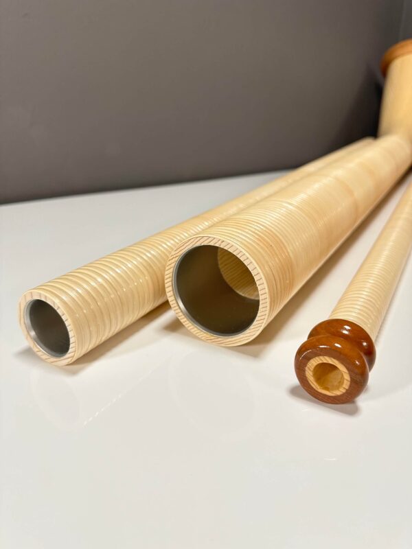 Alphorn-Teile und Mundstück aus Holz auf weißem Hintergrund, Naturinstrumente von Heimatklang für Spitzenklasse-Musik.