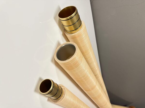 Drei hochwertige Holzmundstücke für Alphörner, stilvoll präsentiert, unterstreichen die Handwerkskunst von NATURINSTRUMENTE Heimatklang.
