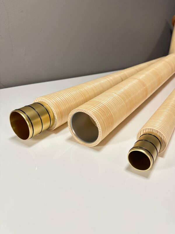 Hochwertige Alphorn-Endstücke aus Holz mit Metallakzenten, zeigend die feine Handwerkskunst von Heimatklang Naturinstrumente.