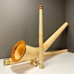 Alphorn mit edlem Holzdesign und Mundstück, präsentiert von NATURINSTRUMENTE Heimatklang für authentische Klangerlebnisse.