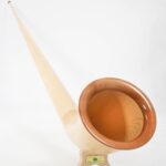Exklusives Alphorn aus Holz, präsentiert auf einem weißen Hintergrund, perfekt für authentische Heimatklänge und Musikliebhaber.