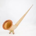 Alphorn aus hellem Holz mit edlem Mundstück auf weißem Hintergrund, perfektes Naturinstrument von Heimatklang.