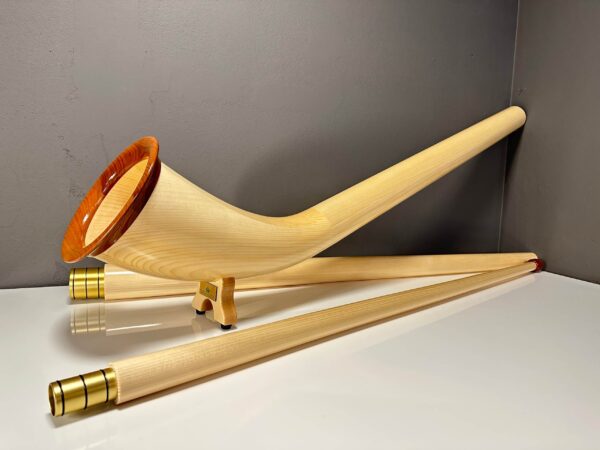 Hochwertiges Alphorn mit goldenen Details und hölzernem Mundstück, präsentiert von NATURINSTRUMENTE Heimatklang.