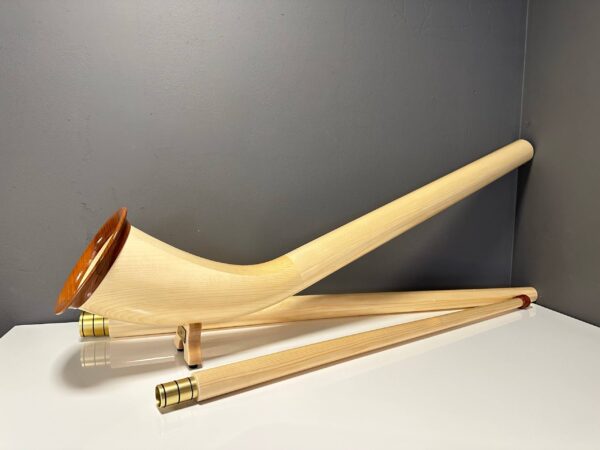 Hochwertiges Alphorn mit Holzmundstück auf weißer Fläche, präsentiert von Heimatklang für exzellenten Naturklang.