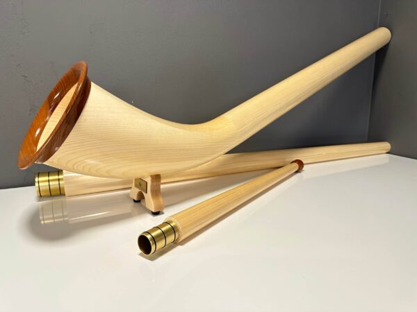 Handgefertigtes Alphorn aus hellem Holz mit abnehmbaren Teilen, präsentiert von NATURINSTRUMENTE Heimatklang.