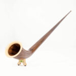 Edles Alphorn aus hochwertigem Holz mit elegantem Mundstück, präsentierend die Kunst des traditionellen Alpenklangs.