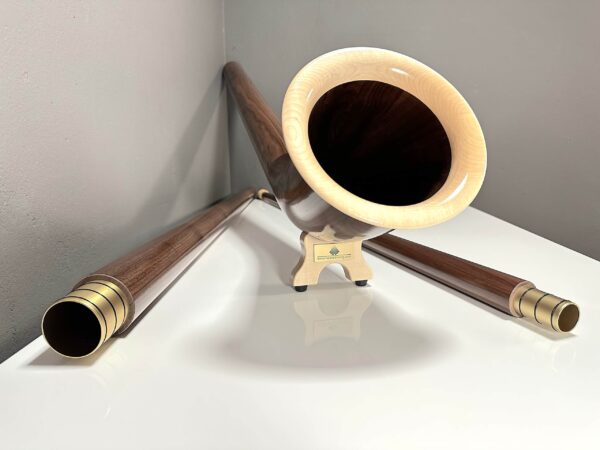 Elegantes Alphorn aus Holz mit feinem Finish, präsentiert auf weißem Hintergrund; ideal für Heimatklang-Enthusiasten.