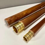 Hochwertige Holzmundstücke für Alphörner auf weißem Hintergrund, perfekt für NATURINSTRUMENTE Heimatklang.