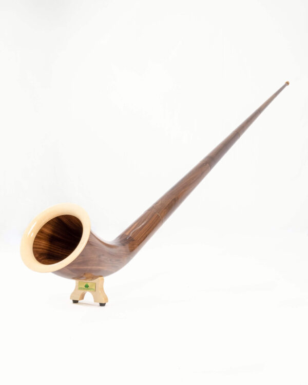 Handgefertigtes Alpenhorn aus Holz auf Ständer, ideal für authentische Klänge. Perfekt für Naturinstrumente-Enthusiasten.