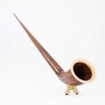 Hochwertiges Alphorn mit Holzmundstück, präsentiert von NATURINSTRUMENTE Heimatklang, in elegantem Design auf hellem Hintergrund.