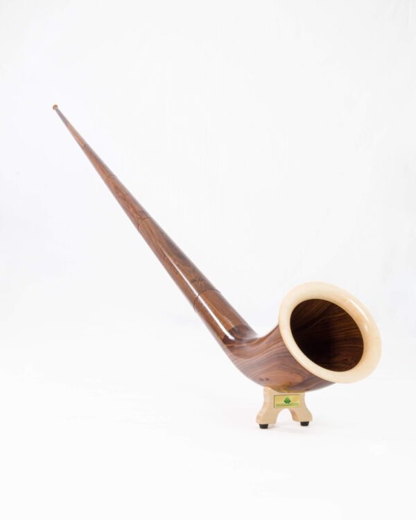 Hochwertiges Alphorn mit Holzmundstück, präsentiert von NATURINSTRUMENTE Heimatklang, in elegantem Design auf hellem Hintergrund.