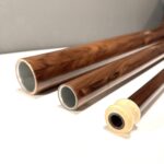 Edle Holzstücke eines Alphorns mit einzigartigem Mundstück, perfekte Ergänzung zu NATURINSTRUMENTE Heimatklang.