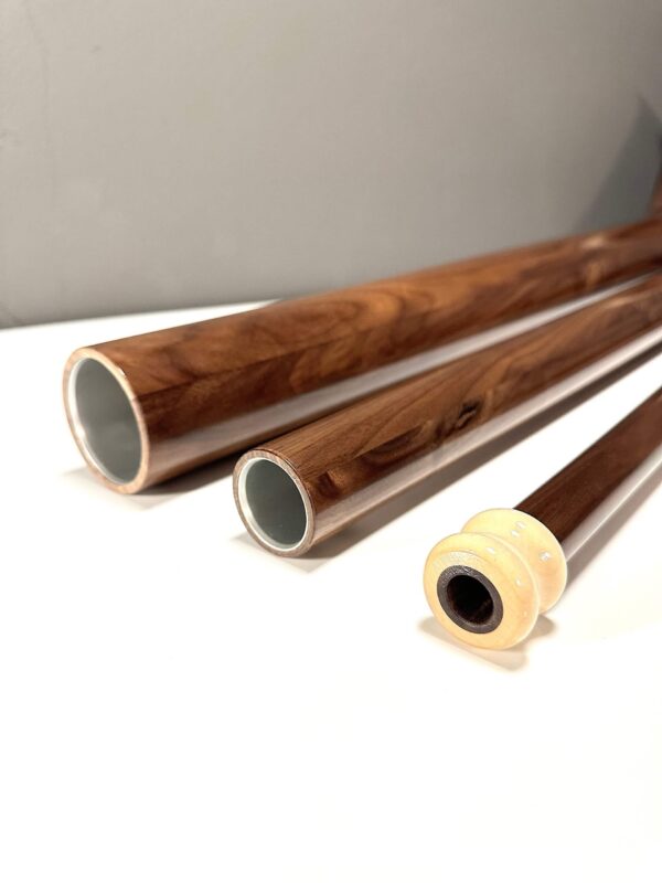 Edle Holzstücke eines Alphorns mit einzigartigem Mundstück, perfekte Ergänzung zu NATURINSTRUMENTE Heimatklang.