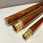 Hochwertige Holzmundstücke für Alphörner, elegant auf einem weißen Hintergrund präsentiert, betonen traditionelle Handwerkskunst.