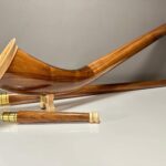 Hochwertiges Alpenhorn mit passendem Holzmundstück, präsentiert vor grauem Hintergrund für NATURINSTRUMENTE Heimatklang.