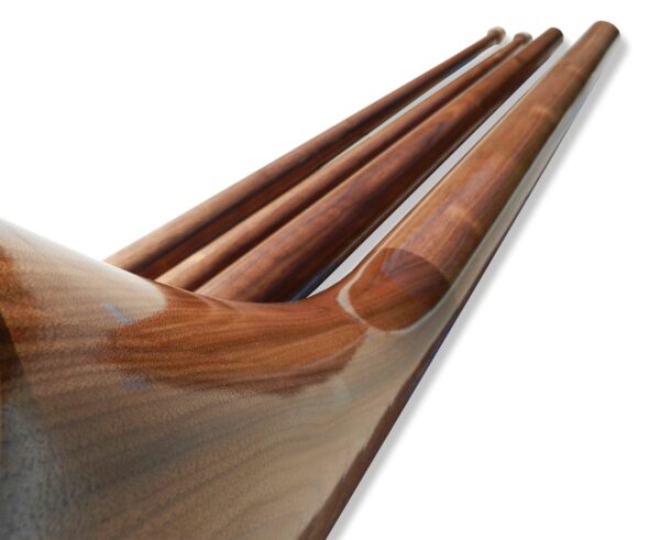 Hochwertige Holz-Alphörner mit glatter Oberfläche, Nahaufnahme. Ideal zur Darstellung feiner Naturinstrumente von Heimatklang.