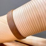 Detailaufnahme eines hochwertig gerillten Alphorns mit edlem Holzmundstück, perfekt für NATURINSTRUMENTE Heimatklang.