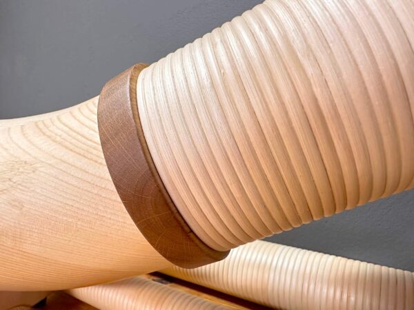 Detailaufnahme eines hochwertig gerillten Alphorns mit edlem Holzmundstück, perfekt für NATURINSTRUMENTE Heimatklang.