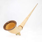 Elegantes Alphorn mit hochwertigem Holzmundstück, präsentiert auf der NATURINSTRUMENTE-Seite für Heimatklang-Enthusiasten.
