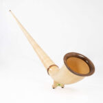 Ein hochwertiges Alphorn mit edlem Holzmundstück vor einem weißen Hintergrund, präsentiert von NATURINSTRUMENTE Heimatklang.