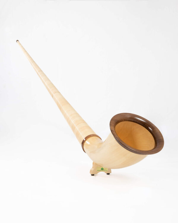 Ein hochwertiges Alphorn mit edlem Holzmundstück vor einem weißen Hintergrund, präsentiert von NATURINSTRUMENTE Heimatklang.