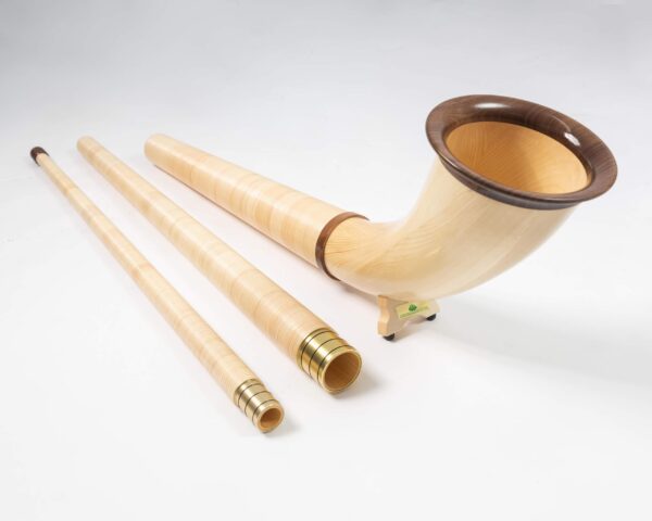 Alpenhorn mit Holzmundstücken auf weißem Hintergrund, ideal für hochwertige Naturinstrumente von Heimatklang.