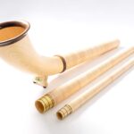 Handgefertigtes Alphorn mit edlen Holzmundstücken, präsentiert auf weißem Hintergrund für NATURINSTRUMENTE Heimatklang.